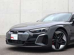 ●Audiが最初に採用したLEDポジショニングランプ。シャープなラインで昼間でも点けていたいと思うほど上品でオシャレです。夜間走行時はさらに目立ちます！