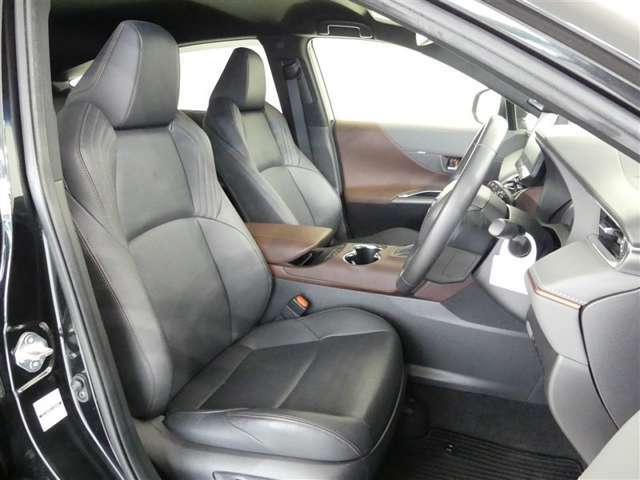 高いホールド性で運転姿勢が安定します。長距離ドライブでも疲れにくいのが魅力です。快適なドライビングライフをお送りください♪