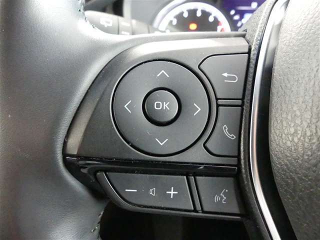 【ステアリングスイッチ】ステアリングから手を伸ばさなくても簡単にオーディオコントロールできますので、安全ですね。