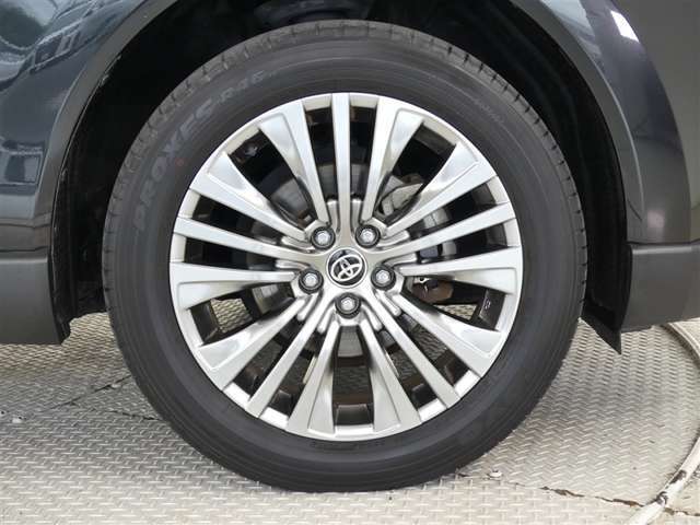 スポーティな印象を与える純正ホイールです。どこまでも走っていきたくなるようなデザインですね♪