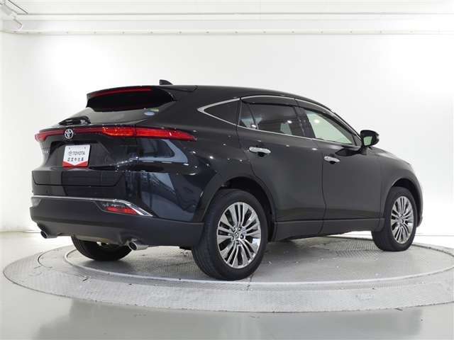 おひとり、恋人、ご友人、ご家族など、少人数でも大人数でもお出かけが楽しめます。この車で楽しいドライビングライフを送りましょう♪