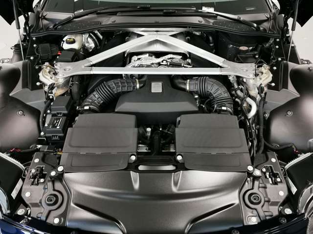 V8ツインターボエンジンは510馬力を誇り、0-100km/h加速はわずか3.6秒。力強さと官能性を兼ね備えています。