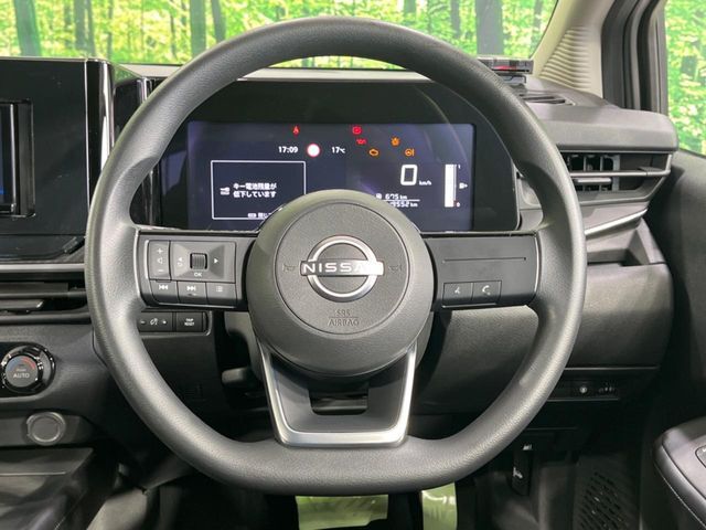 インテリアに合わせたデザインのステアリングは、運転される方のことも考え、運転しやすい形状、大きさです。是非一度、実際に触ってお確かめください。