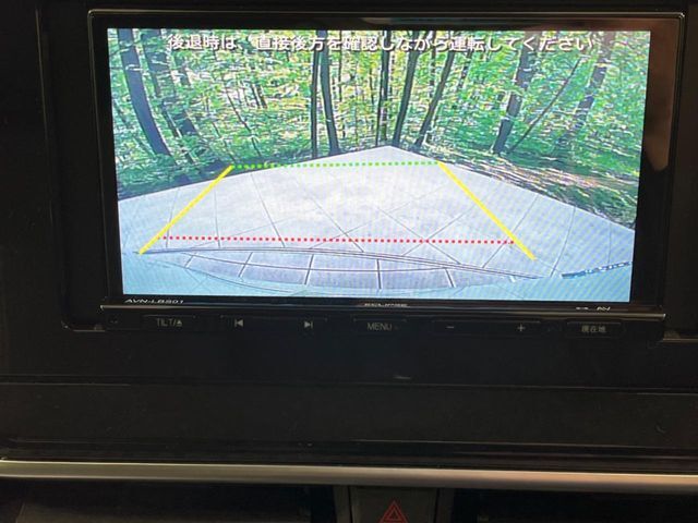 【バックカメラ】駐車時に後方がリアルタイム映像で確認できます。大型商業施設や立体駐車場での駐車時や、夜間のバック時に大活躍！運転スキルに関わらず、今や必須となった装備のひとつです！