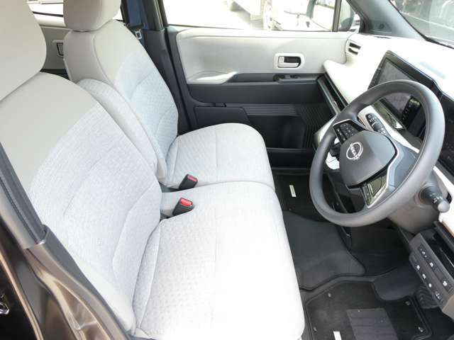 運転席も広々でゆったり気分で運転できます♪