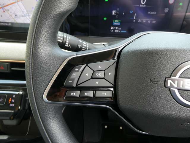 運転走行も画面に触れることなく手元操作が可能な便利なハンドルリモコン。