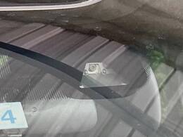 【ホンダセンシング】走行中に前方の車両等を認識し、衝突しそうな時は警報とブレーキで衝突回避と被害軽減をアシスト。より安全にドライブをお楽しみいただけます。