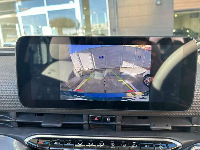 【バックカメラ】運転席から画面上で安全確認ができます。駐車が苦手な方にもオススメな便利機能です。