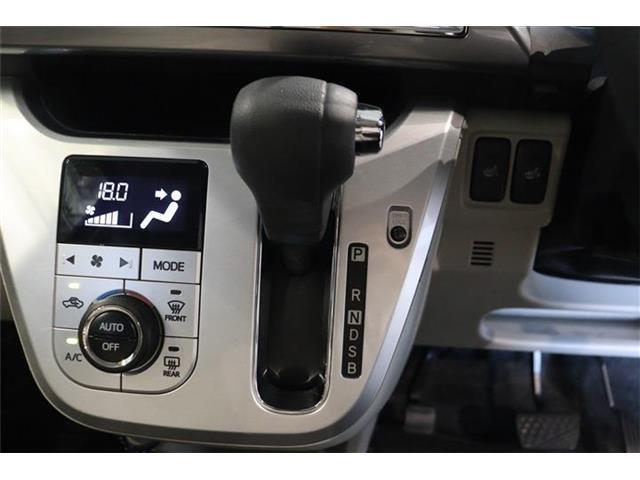 ステアリングホイールからスムーズに持ちかえられるインパネシフトを採用。