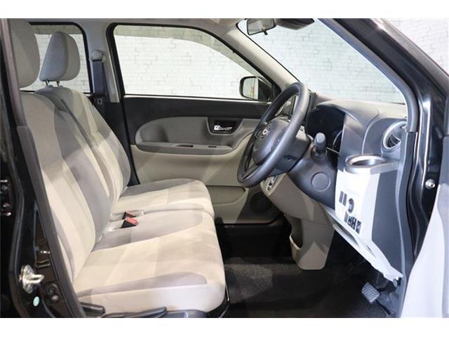 良好な視界とスムーズな乗り降りを実現した運転席。運転席はアイポイントを高くし視界良好です。体格に合わせてシートの位置をきめ細かく調節できるので、いつでも最適な運転姿勢をキープ。操作も軽く、ラクラクです