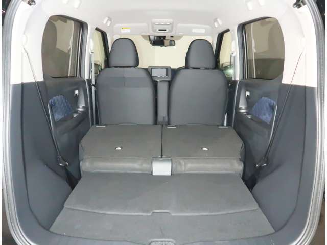 シートを倒すと大きめの荷物も積載可能です。