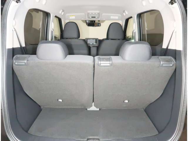 後席シートはスライドし倒すことが可能です◎