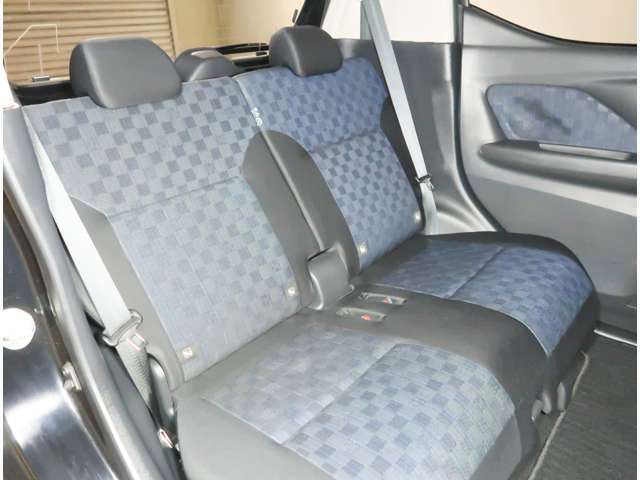 後ろのシートも足元広々で大人もゆったり座ることができます。