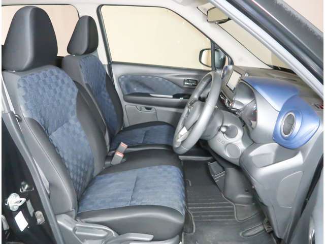 シートリフター付きで、快適なドライビングポジションに設定できます。