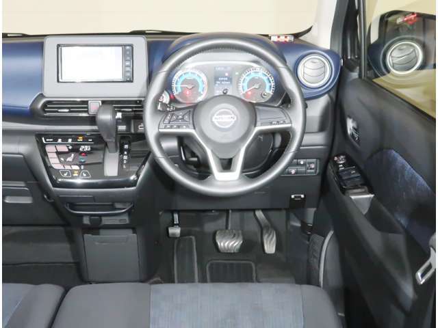 【運転席からの視界】実際に乗るとこんな感じの視界です。十分に広い視界を確保しています。