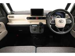 インストルメントパネルです。ベージュカラーとブラウンの配色で落ち着いた雰囲気に仕上がっています。