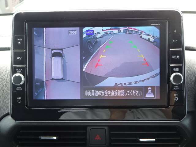 クルマを真上から見下ろしているかのような映像によって、車庫入れや縦列駐車などの駐車時に、自車と駐車位置の関係をひと目で確認でき、スムースな駐車をサポートします。