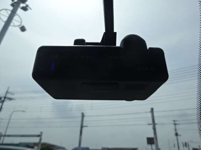 事故に遭遇してしまった時など、品質の高い映像と音声で運転の記録するドラレコ。ドライブの思い出を記録に残したい方や、ご自身のドライビングをチェックされたいお客さまにもおすすめです。