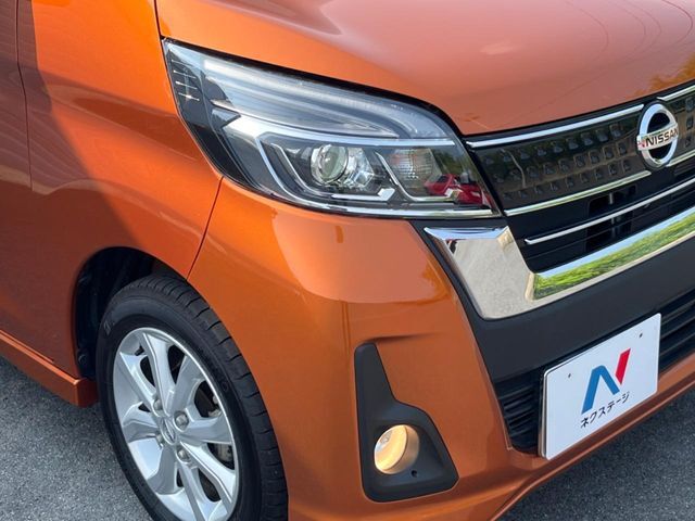 【LEDヘッドライト】悪天候や夜間走行時も良好な視界を確保し安心して運転できる高輝度LEDヘッドライトを装備！点灯速度が早く、消費電力も抑えられています。