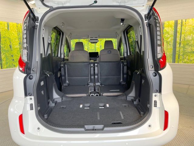 普段のお買い物や通勤、送迎等に十分な荷室スペースを確保しております。セカンドシートを倒すと、大きな荷物の積載も可能です♪