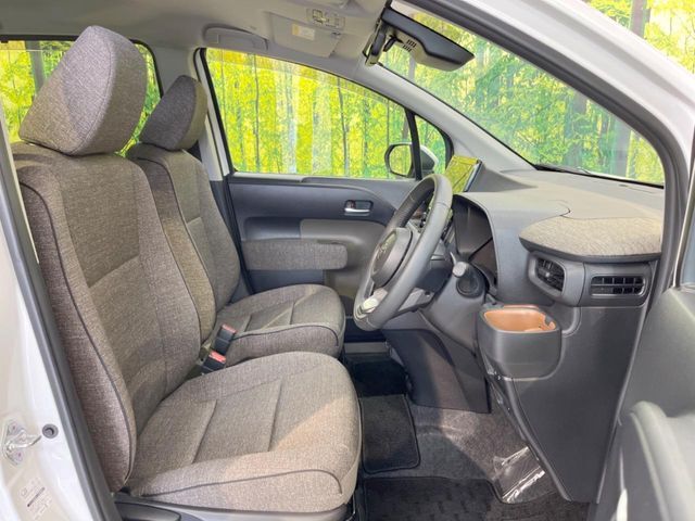 運転席シート廻りは使用感も少なく、良好な状態となっています。丁寧に使われていたことがよくわかりますね。