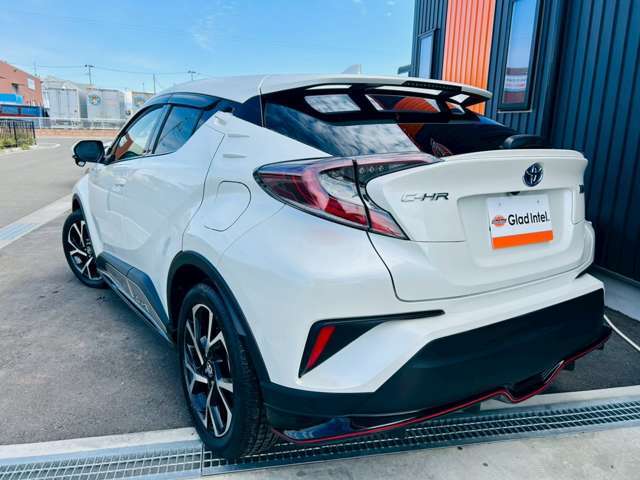 車体色はトヨタの『ホワイトパールクリスタルシャイン』というパールホワイトです♪トヨタのパールホワイトと言ったらこちらの色です！3コートパールでしっかりとしたパールホワイトで輝きと高級感が漂います！