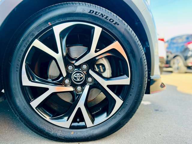 純正の18インチアルミホイールを履いております！ベースグレードは基本17インチですが、上級グレードだと18インチアルミホイールになります！スポーティーなデザインでかっこいいです！