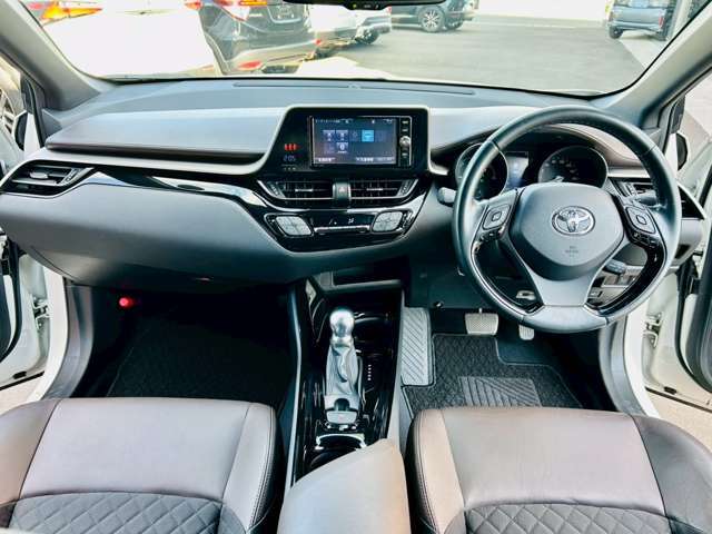 クリーニング専門スタッフが展示車の外装の磨き、内装のクリーニングをしています！納車前には改めて時間をかけてしっかりと外装・内装の仕上げを行いますので、気持ち良く納車を迎えていただけます！！