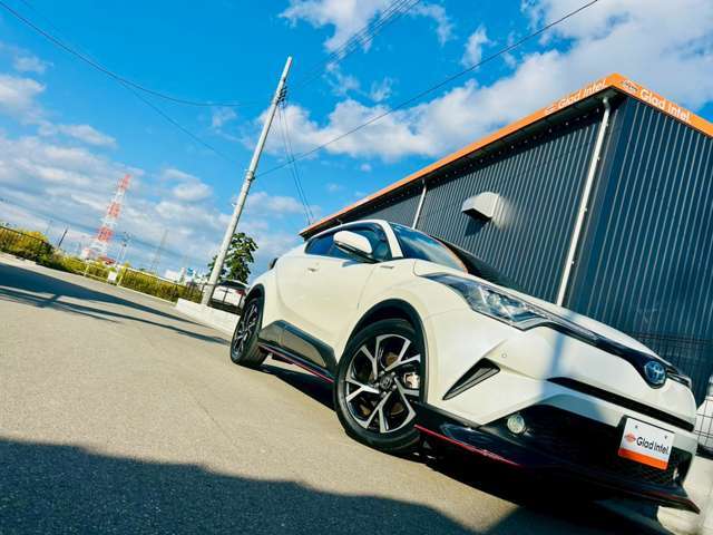 外装のコンディションは良好です◎中古車でよくある小キズや小凹み等は多少ありますが、全体的にとても綺麗です！年式・距離からイメージする使用感は感じられません！光沢のあるボディを是非一度お確かめ下さい！