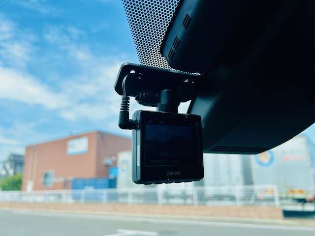 運転中は常に録画されており、状況を把握しておける安心のオプション装備品になります！前後カメラタイプはもしもの事故の時や、煽り運転をされた時など、様々なシーンで助けてくれるオプション品になります！