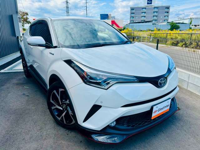 CH-RはトヨタのコンパクトSUVで、都会的なデザインや使い勝手の良さから年代を問わず人気の高い車種です！特にハイブリッドタイプは燃費が30キロ以上とプリウス並みの燃費の良さが魅力です！