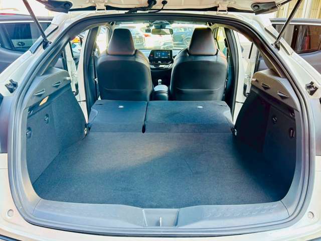 室内長1800mm、室内幅1455mm、室内高1210mmのスペースがあります！長さや幅のあるものも積みやすいです！リアシートを前方へ倒すと荷室が最大スペース！フラットなので積み下ろしもしやすいです！