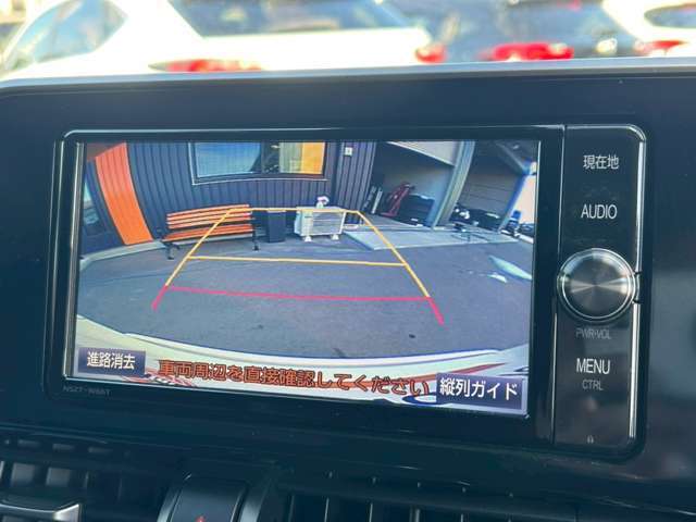 リアにはバックカメラが取り付けられております！シフトレバーをRに入れるだけで、後方の映像がナビに映し出されます！狭い駐車場や夜間など様々な場面で活躍してくれる機能の一つです！