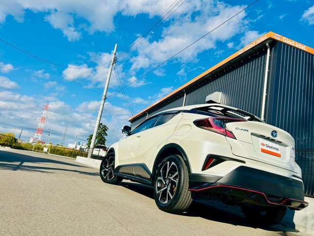 SUVの魅力は高めの地上高とセダンにも負けない走り、悪路走破性を兼ね備えています！スポーティなマスクにお洒落なフォルムも人気です！街乗りにも海や山のアウトドアなど多種多様なライフスタイルにマッチング！