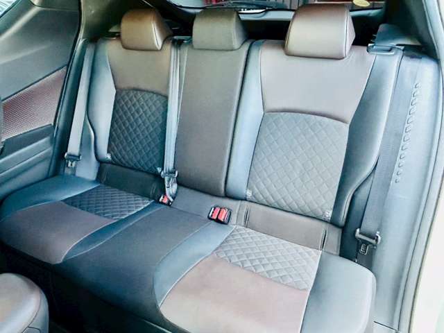 内装は黒を基調とし、落ち着いた配色になっています！リアシートにもアームレストが付いておりますので、後ろに乗られる方もゆったりとくつろぐながらお乗りいただけます！スペースもしっかりと確保されております！