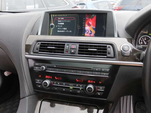 フルセグTV/CD/DVD/Bluetooth対応のナビあり◎各種エンタテインメントが快適なドライブをより盛り上げます。また、デュアルエアコンなので運転席と助手席、別々にエアコンの温度設定ができます。