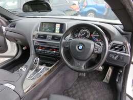 F13系BMW6シリーズ前期モデル入荷しました！ハイオクで走行するお車です。車両重量1800kg・JC08モード燃費は12.2km/L・直列6気筒ターボエンジン・320馬力のお車です（※カタログ参照）