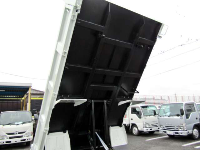 ダンプ裏面