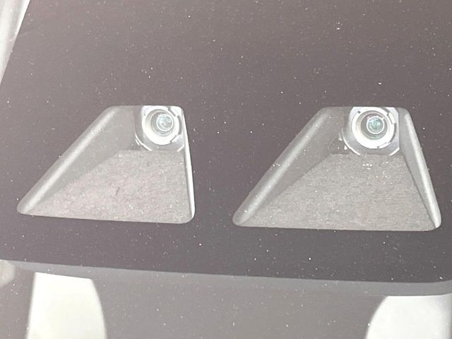 【スマートアシスト】走行中に前方の車両等を認識し、衝突しそうな時は警報とブレーキで衝突回避と被害軽減をアシスト。より安全にドライブをお楽しみいただけます。