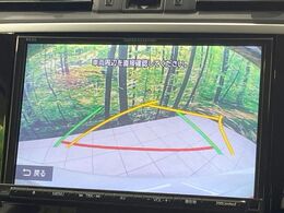 【バックカメラ】駐車時に後方がリアルタイム映像で確認できます。大型商業施設や立体駐車場での駐車時や、夜間のバック時に大活躍！運転スキルに関わらず、今や必須となった装備のひとつです！
