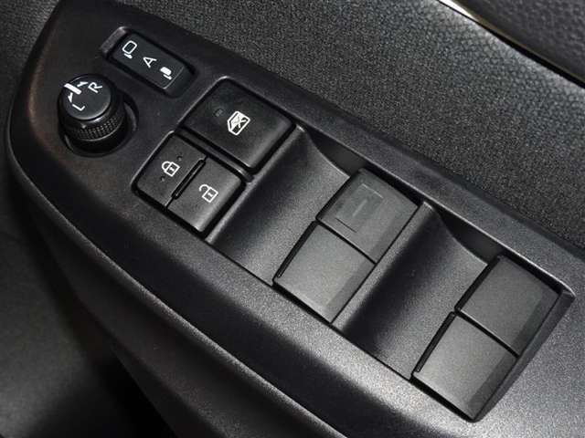 電動格納式ドアミラー・パワーウインドウを装備してます。