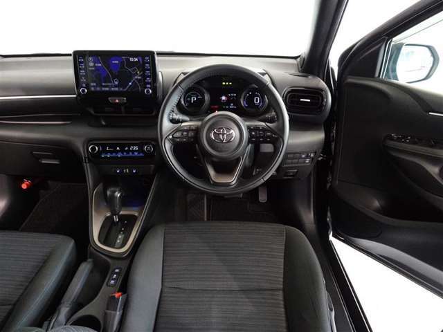 革巻きステアリングで快適な操作性の運転席です。