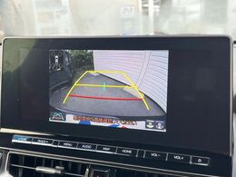 【バックカメラ】駐車時に後方がリアルタイム映像で確認できます。大型商業施設や立体駐車場での駐車時や、夜間のバック時に大活躍！運転スキルに関わらず、今や必須となった装備のひとつです！