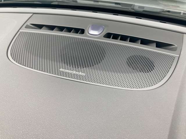 harmankardonオーディオスピーカーを搭載。車内に備えられた14個のスピーカーが大迫力の音響を演出します。