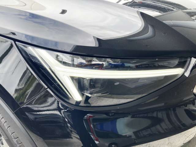ひときわ印象的なT字型のLEDヘッドライトは、新世代のボルボを象徴するユニークなアイコンとなっています。LEDデイタイム・ランニング・ライトやポジションライト、ウインカーの役割も果たします。