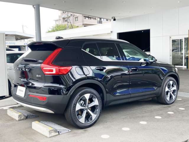 ボルボXC40は、北欧の感性が磨き上げた、都市を駆け巡るコンパクトSUVです。フロントグリルからテールライトにいたるまで、そのすべてのアピアランスは紛れもないボルボのアイデンティティを物語っています。