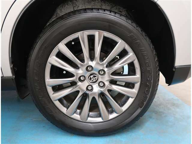 【タイヤ・ホイール】タイヤサイズ235/55R18の純正アルミホイールです。タイヤ溝は約7mmになります。