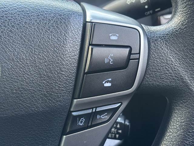レーンキープアシスト機能を装備。車線をはみ出すと警報をしてくれるシステム。また衝突軽減ブレーキも装着。