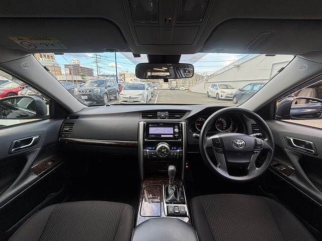 見通しの良いコックピットは普段のドライブに最適。運転しやすいお車となります。