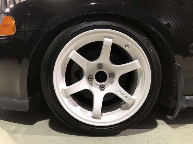 ホイールだけでも車のイメージがかなり変わりますね。